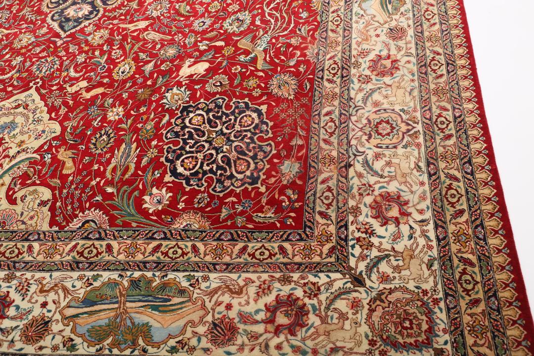 Groot handgeknoopt Tabriz-tapijt met ingewikkelde bloemen- en dierenpatronen op een rode achtergrond.
