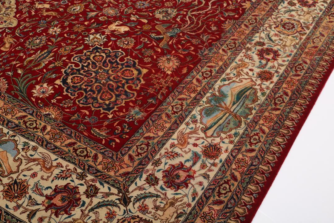 Groot handgeknoopt Tabriz-tapijt met ingewikkelde bloemen- en dierenpatronen op een rode achtergrond.
