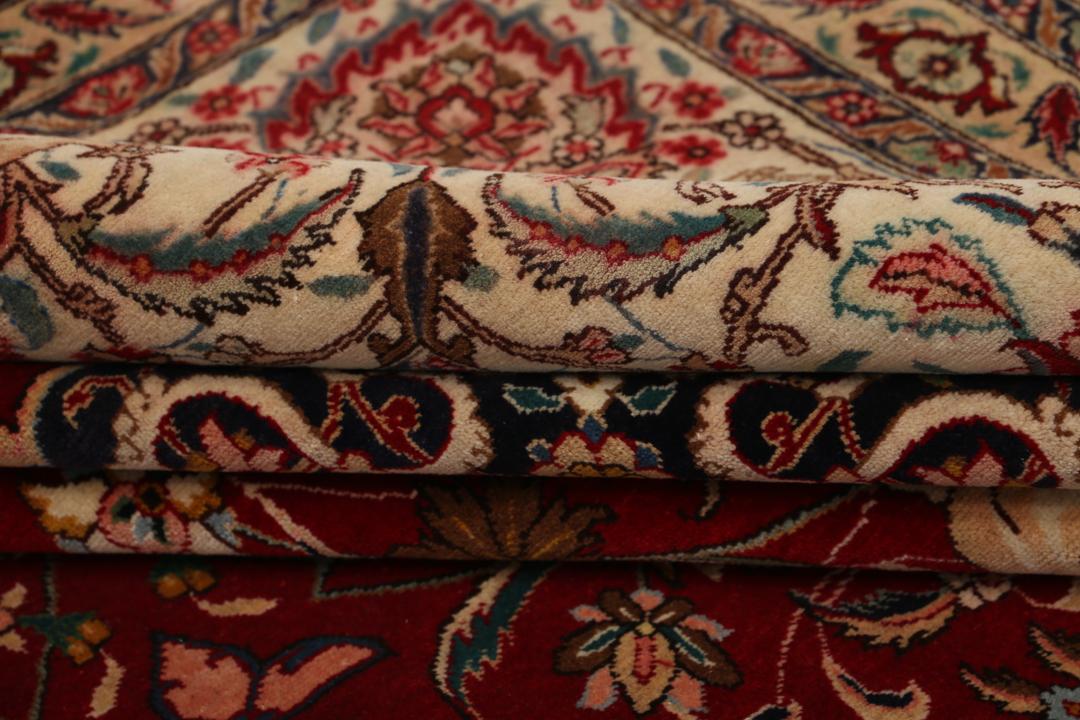 Groot handgeknoopt Tabriz-tapijt met ingewikkelde bloemen- en dierenpatronen op een rode achtergrond.