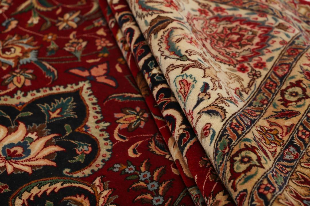 Groot handgeknoopt Tabriz-tapijt met ingewikkelde bloemen- en dierenpatronen op een rode achtergrond.