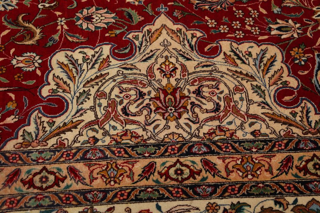 Groot handgeknoopt Tabriz-tapijt met ingewikkelde bloemen- en dierenpatronen op een rode achtergrond.