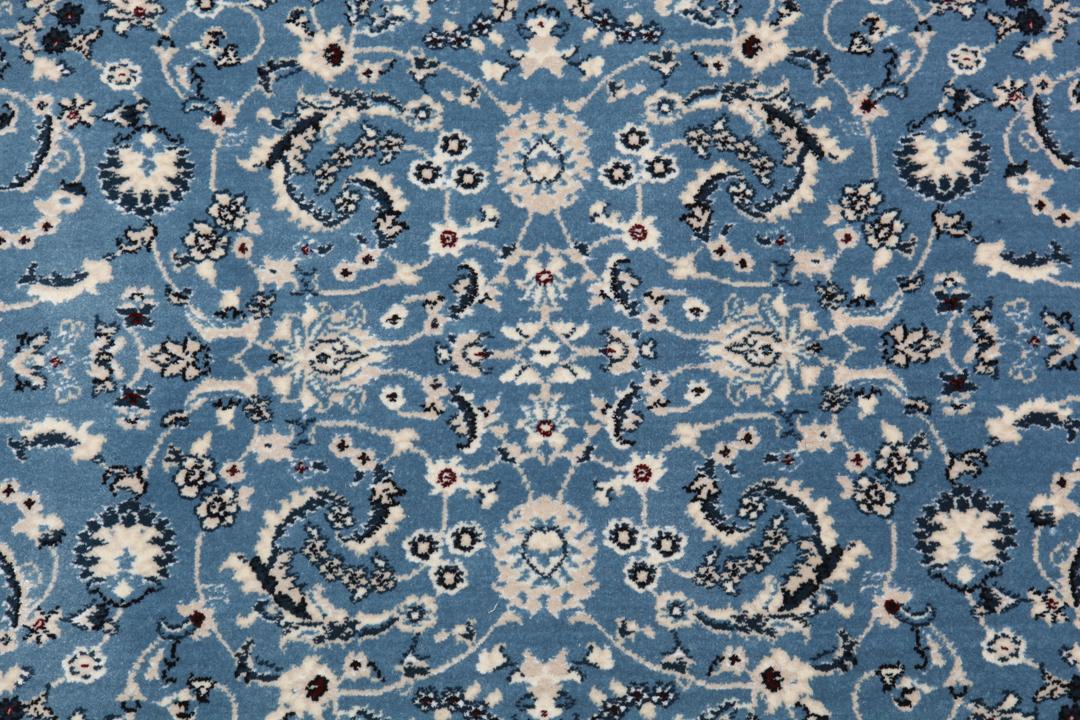 Un tapis de couloir bleu clair avec un motif floral classique
