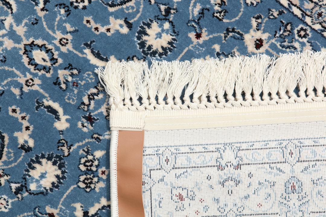 Un tapis de couloir bleu clair avec un motif floral classique