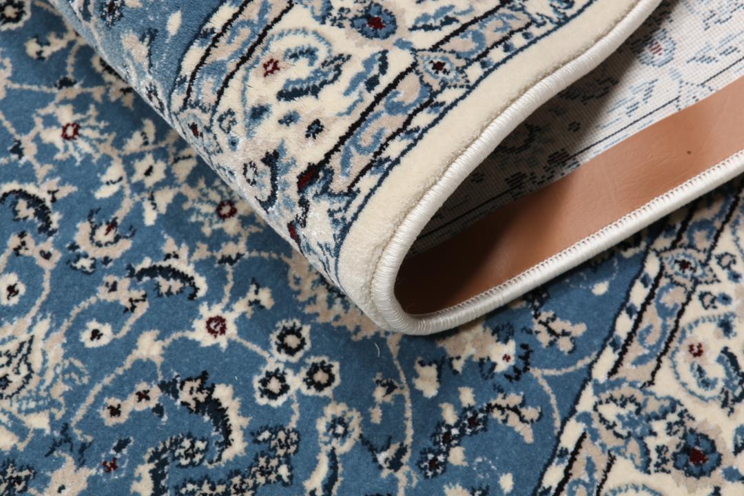 Un tapis de couloir bleu clair avec un motif floral classique