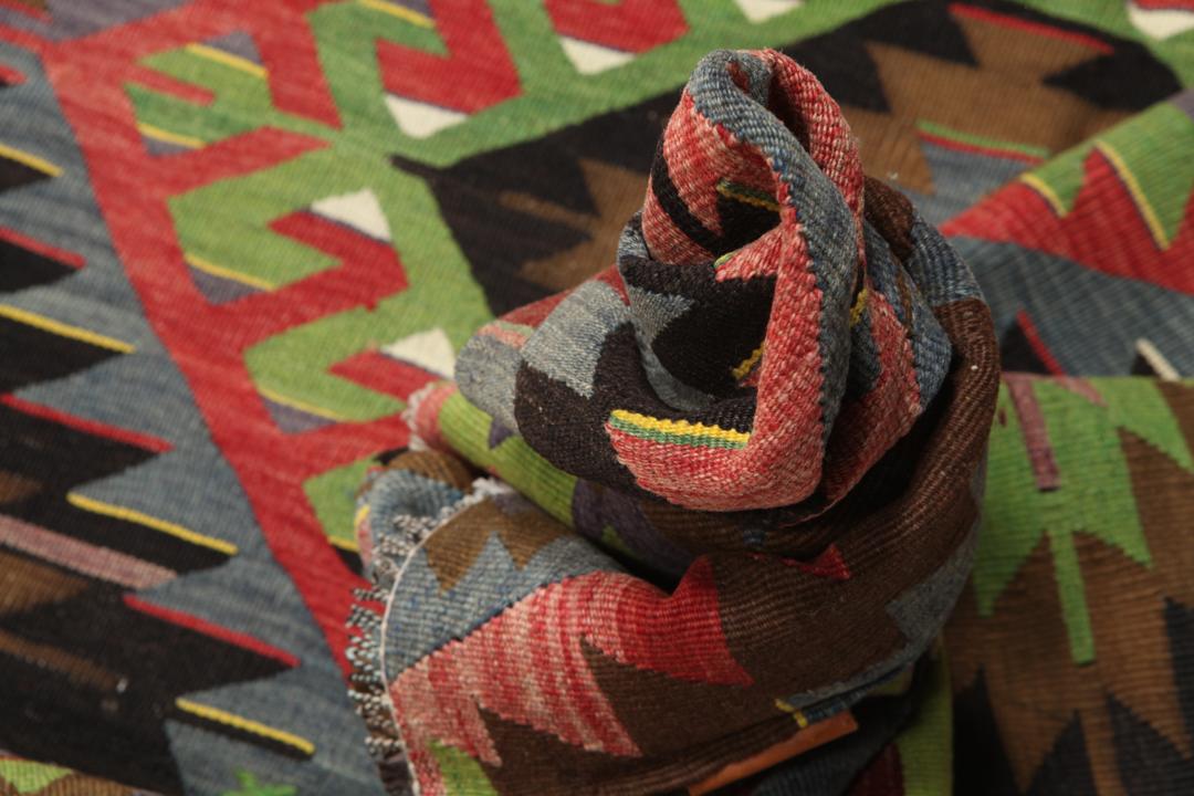 Vintage handgeweven Turks kelimkleed met een geometrisch patroon in multicolor tinten.