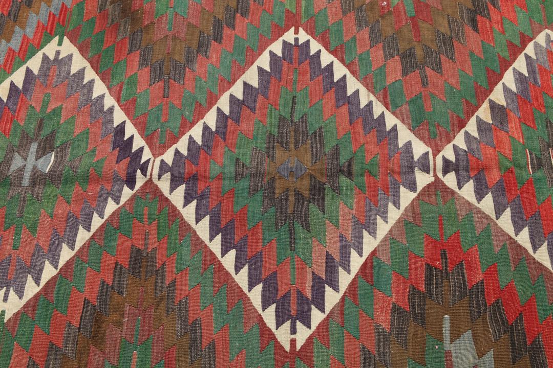 Tapis Kilim turc vintage tissé à la main avec des motifs géométriques multicolores