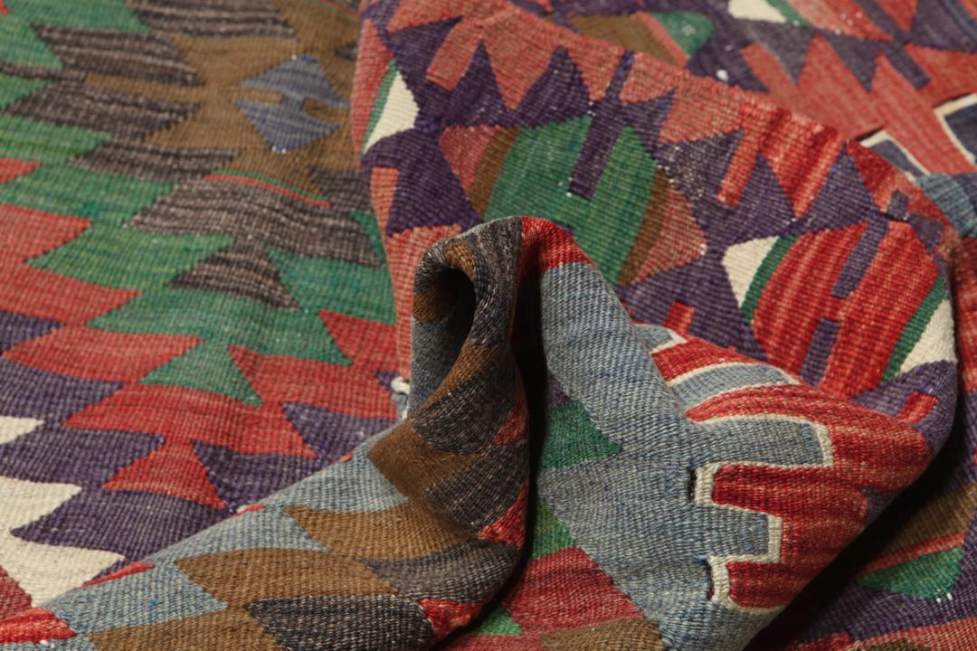 Tapis Kilim turc vintage tissé à la main avec des motifs géométriques multicolores