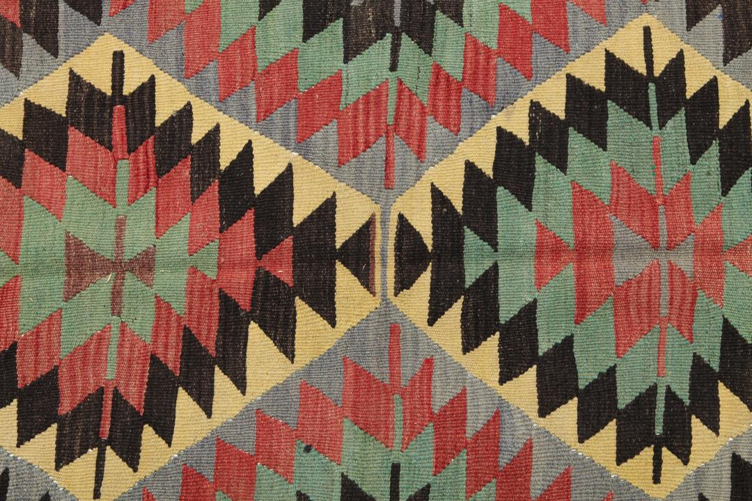 Met de hand geweven Turks Kelim-kleed met levendige geometrische diamantpatronen in multicolor wol