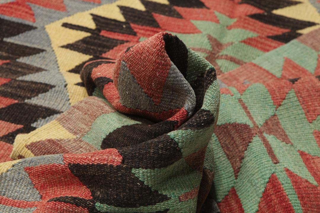 Met de hand geweven Turks Kelim-kleed met levendige geometrische diamantpatronen in multicolor wol