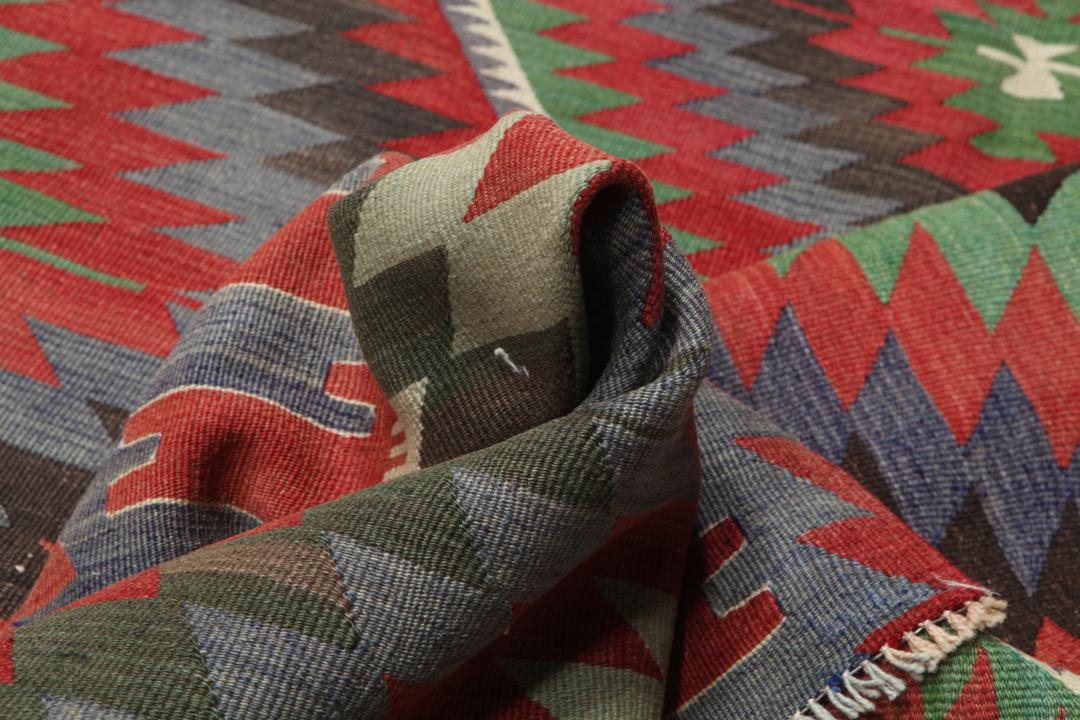Tapis Kilim turc tissé à la main avec des motifs géométriques en laine multicolore