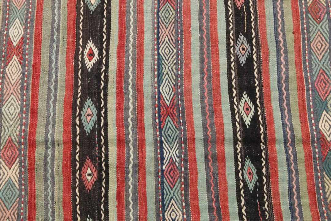 Tapis kilim vintage turc tissé à la main, multicolore avec des motifs géométriques
