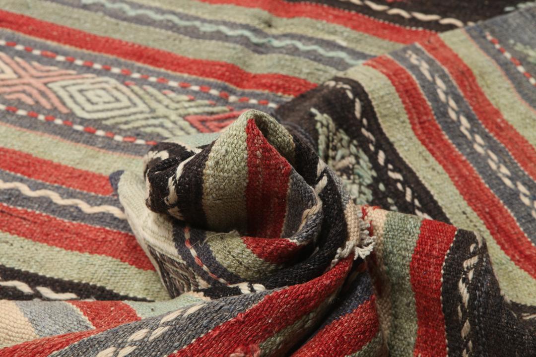 Tapis kilim vintage turc tissé à la main, multicolore avec des motifs géométriques