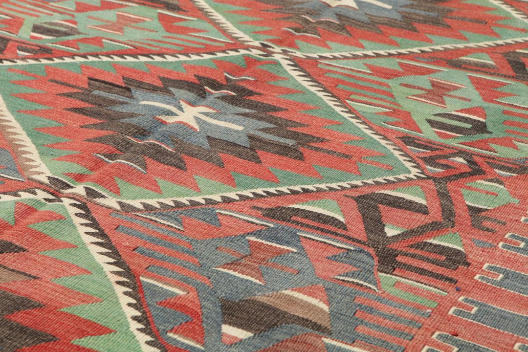 Tapis kilim turc vintage avec des motifs géométriques multicolores