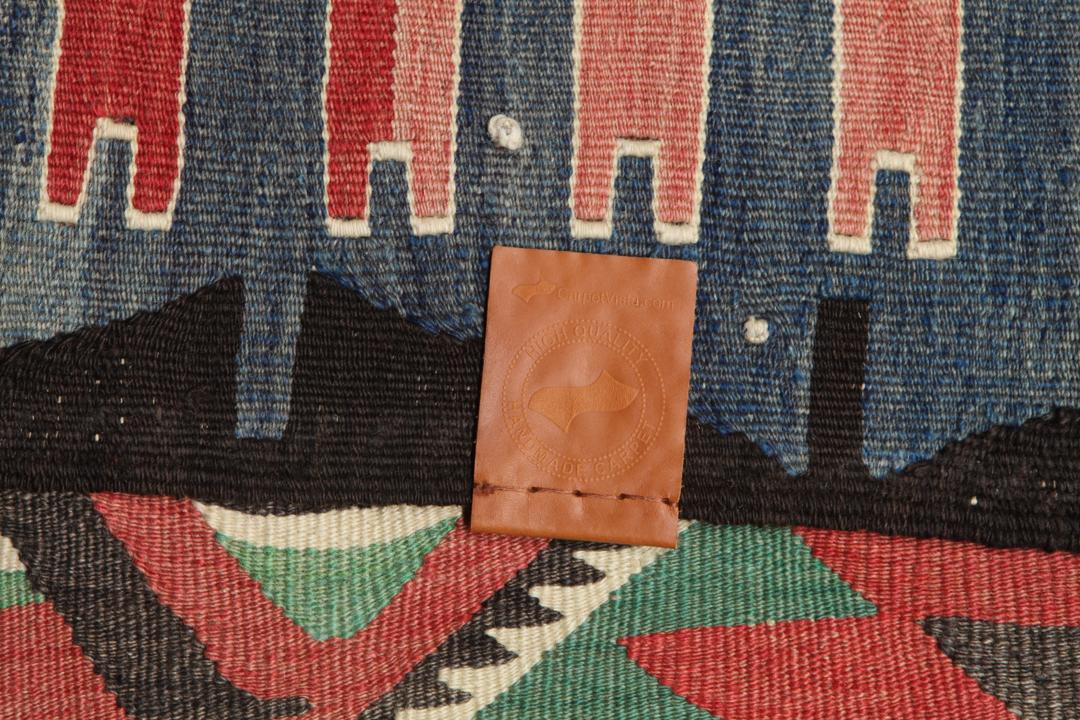Tapis kilim turc vintage avec des motifs géométriques multicolores