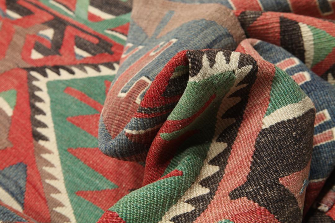 Tapis kilim turc vintage avec des motifs géométriques multicolores