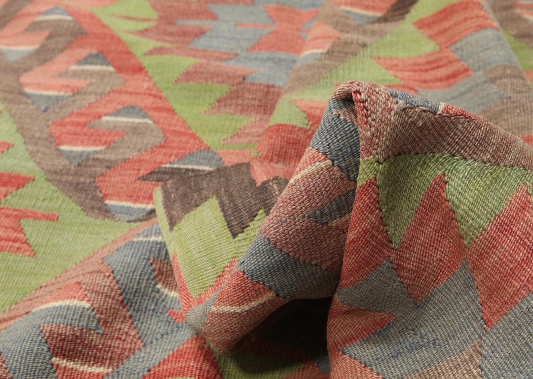 Tapis Kilim turc tissé à la main avec des motifs géométriques multicolores
