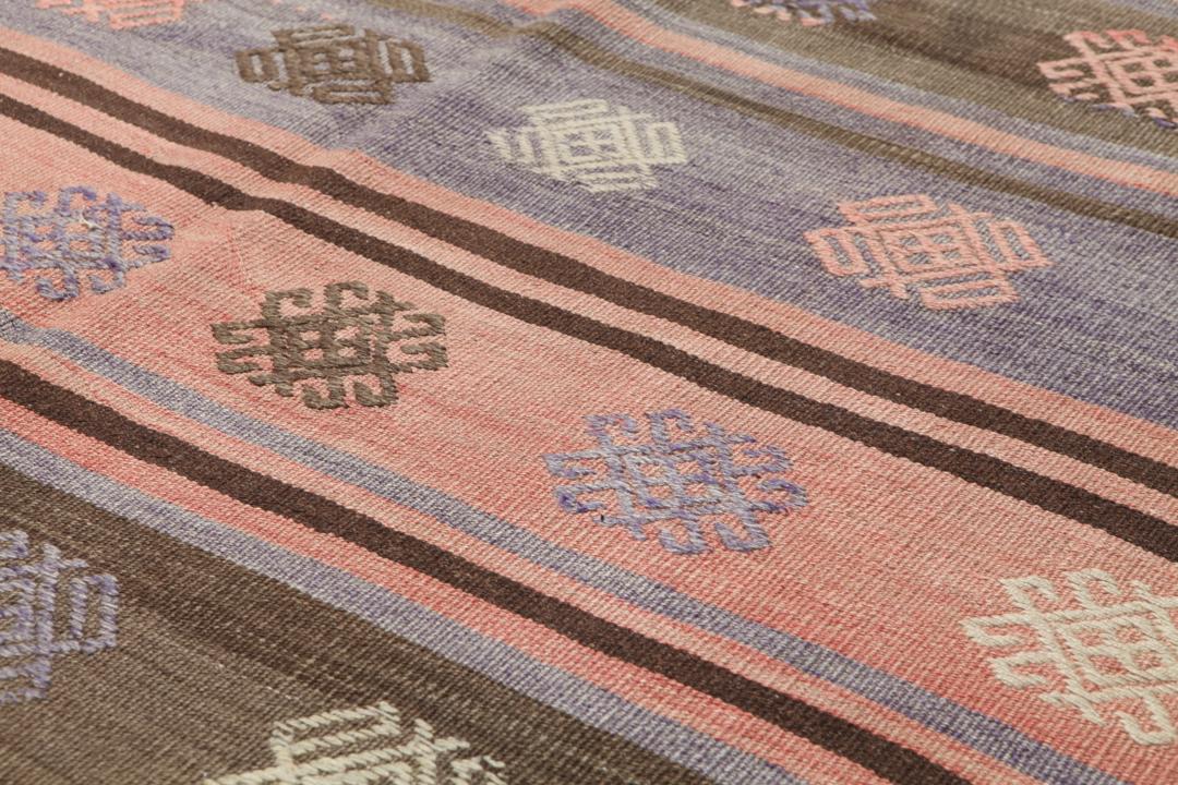 Tapis tissé plat turc vintage avec des rayures et des motifs géométriques dans des tons marron et rose