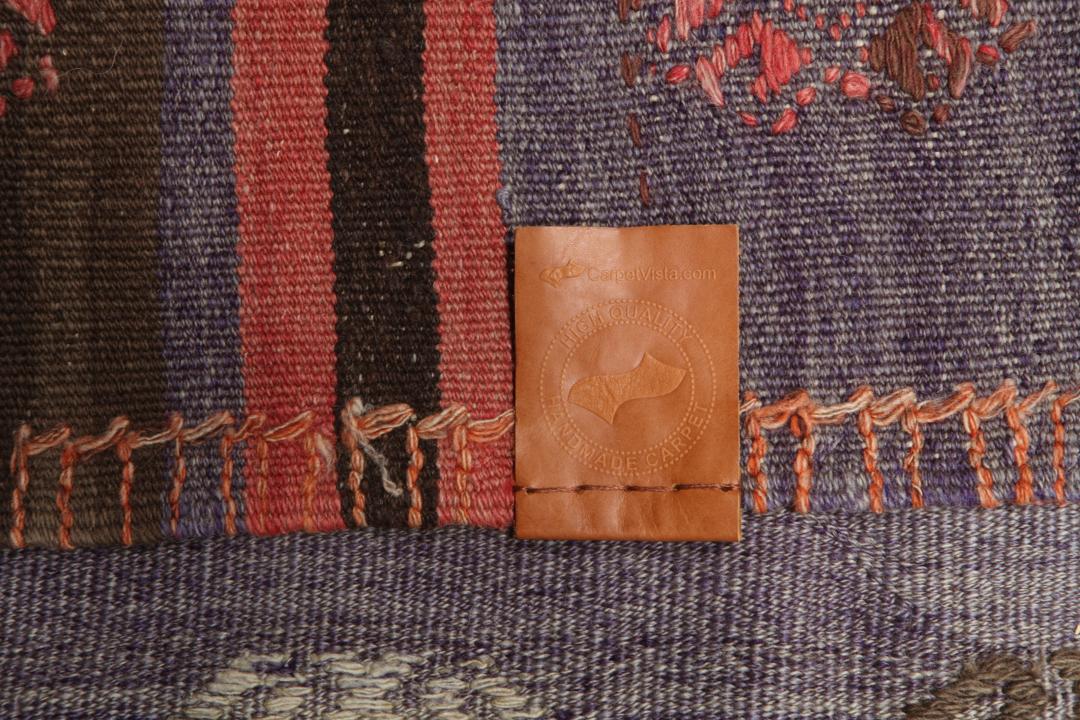 Tapis tissé plat turc vintage avec des rayures et des motifs géométriques dans des tons marron et rose