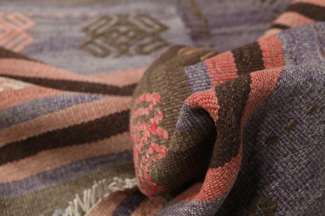 Tapis tissé plat turc vintage avec des rayures et des motifs géométriques dans des tons marron et rose
