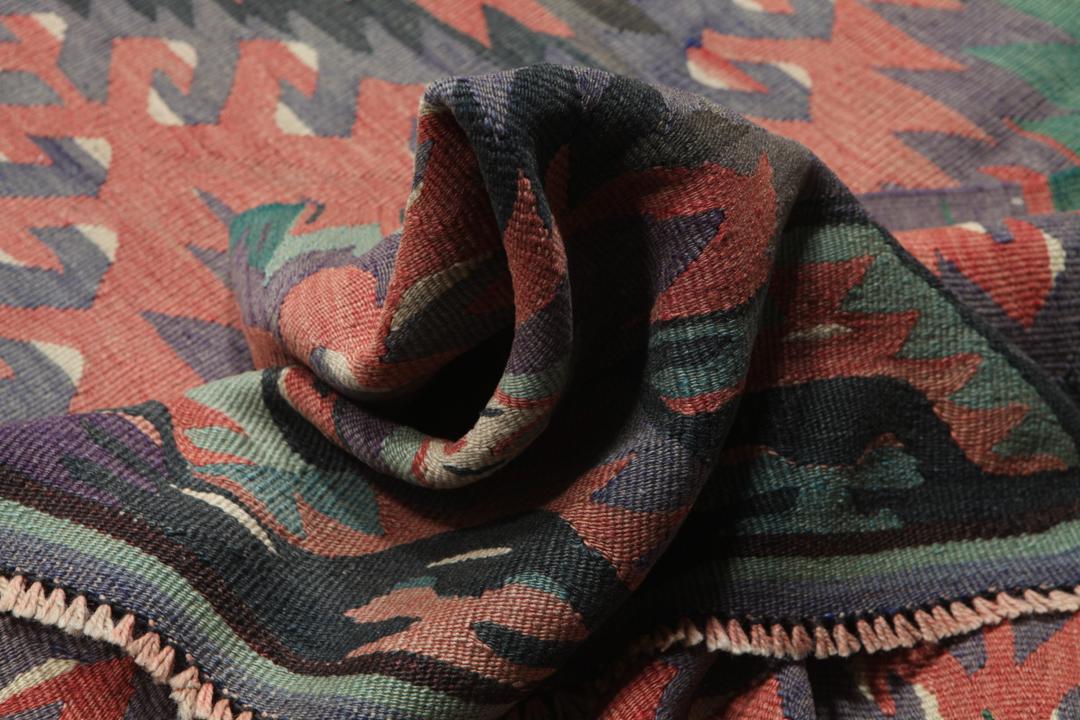 Vintage Turks kelim tapijt met veelkleurige geometrische patronen