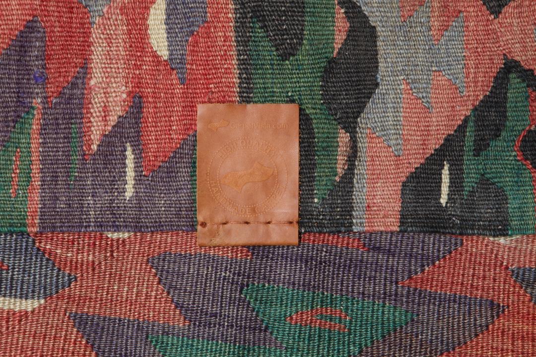Vintage Turks kelim tapijt met veelkleurige geometrische patronen