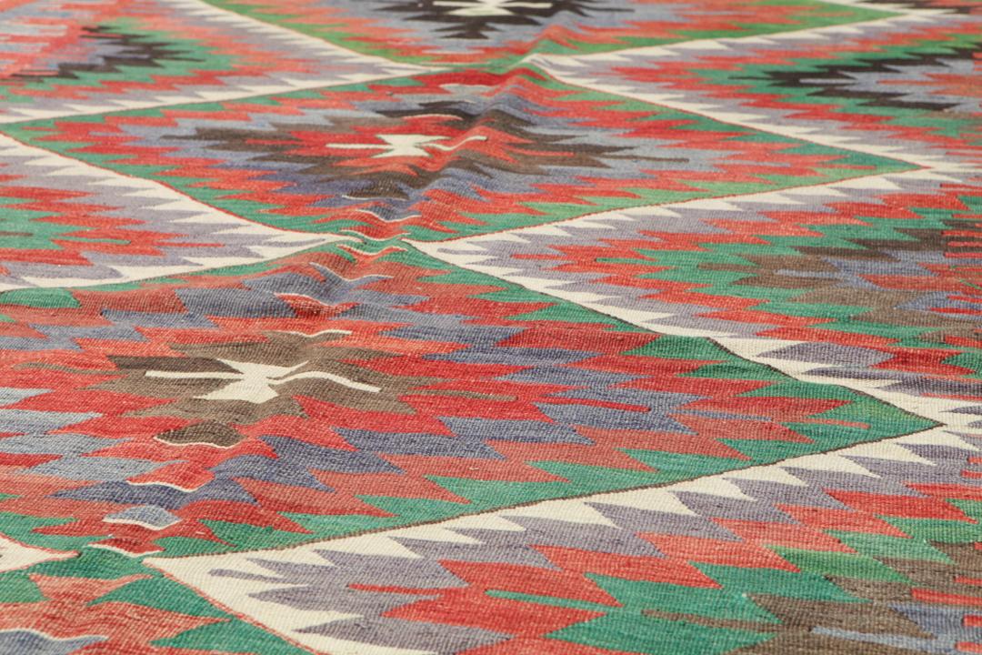Tapis Kilim turc tissé à la main avec des motifs géométriques en laine multicolore