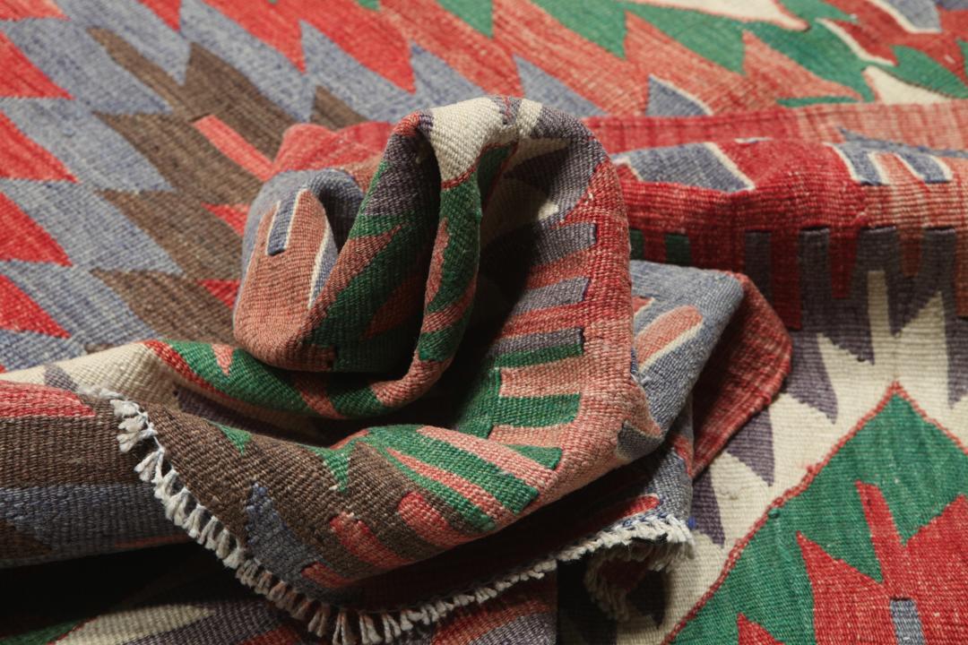 Tapis Kilim turc tissé à la main avec des motifs géométriques en laine multicolore