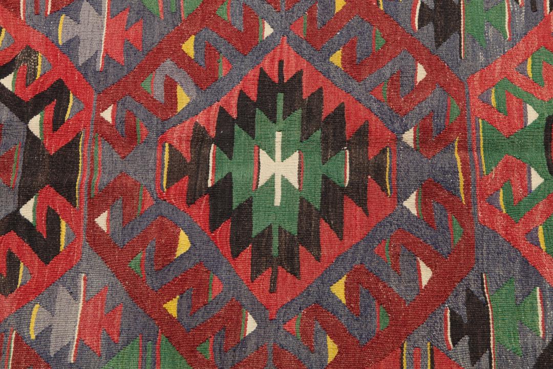 Handgeweven Turks kelim vloerkleed met levendige geometrische patronen in veelkleurige wol.
