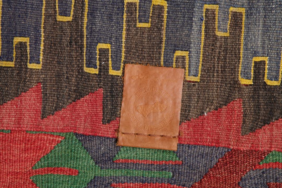 Handgeweven Turks kelim vloerkleed met levendige geometrische patronen in veelkleurige wol.