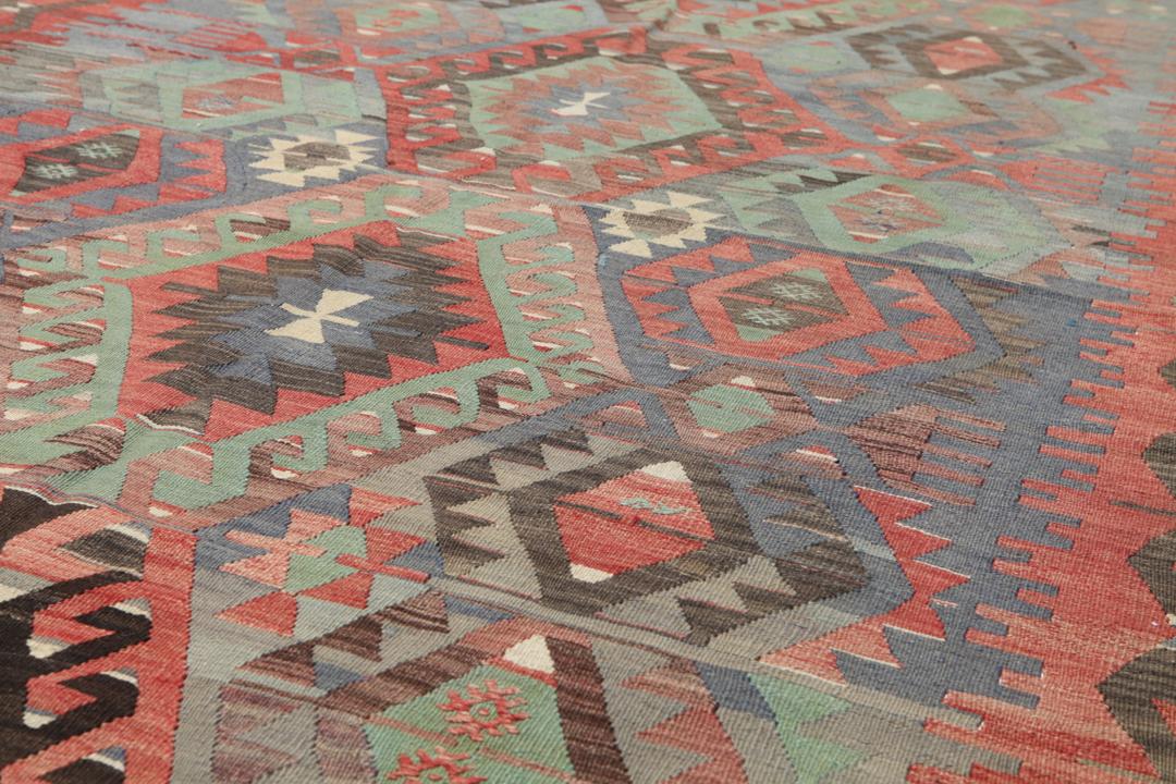Handgeweven vintage Kelim-kleed uit Turkije met een veelkleurig geometrisch patroon