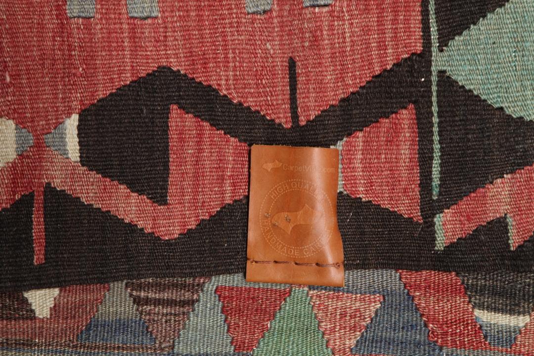 Handgeweven vintage Kelim-kleed uit Turkije met een veelkleurig geometrisch patroon