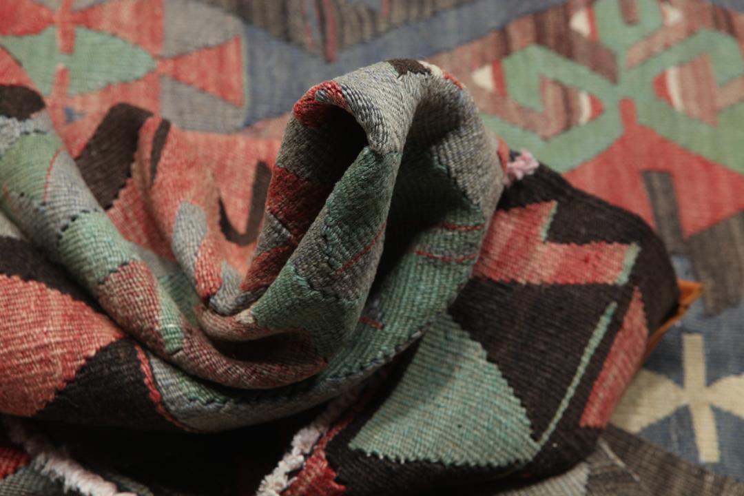 Handgeweven vintage Kelim-kleed uit Turkije met een veelkleurig geometrisch patroon