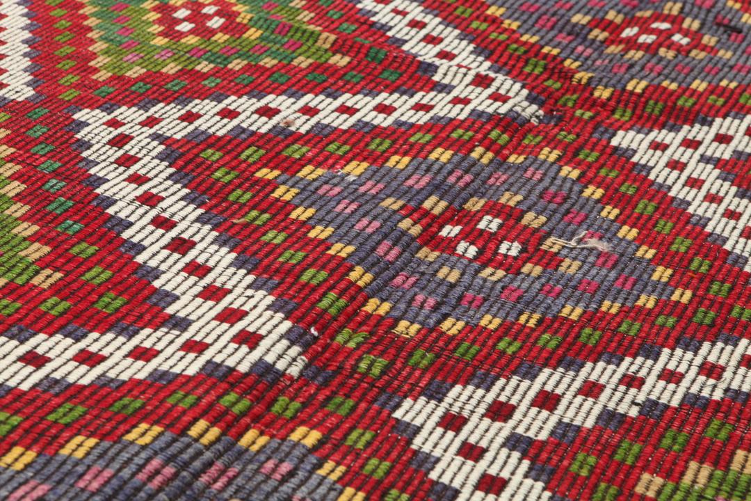 Handgeweven Turks kelimtapijt met levendige geometrische patronen in rood, groen en wit
