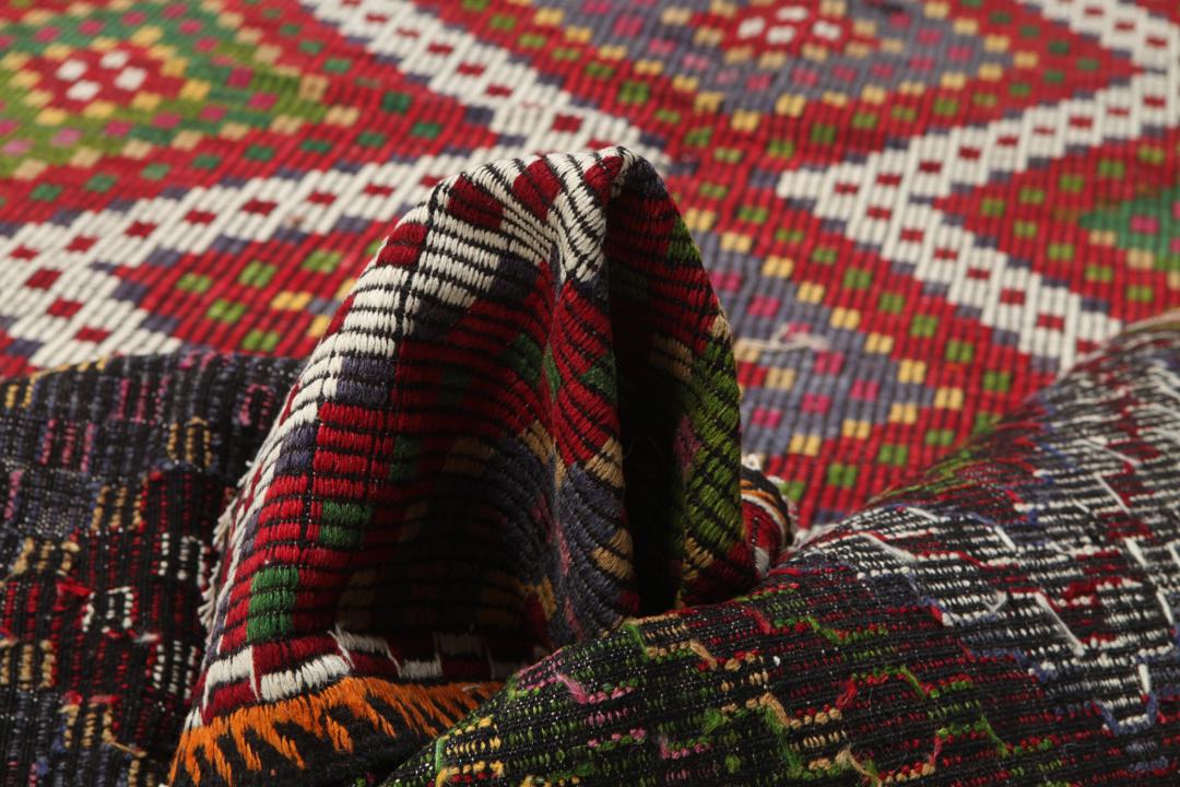 Handgeweven Turks kelimtapijt met levendige geometrische patronen in rood, groen en wit