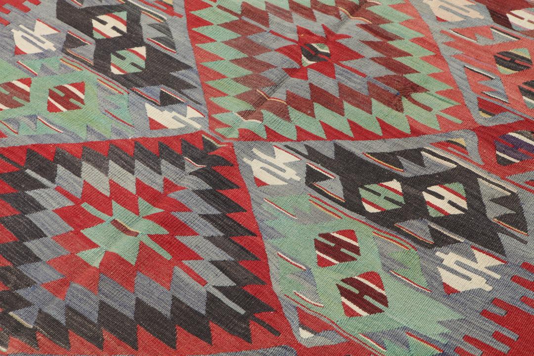 Vintage handgeweven Turks Kelim vloerkleed met geometrische patronen in rood en groen