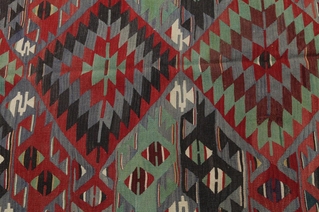 Vintage handgeweven Turks Kelim vloerkleed met geometrische patronen in rood en groen