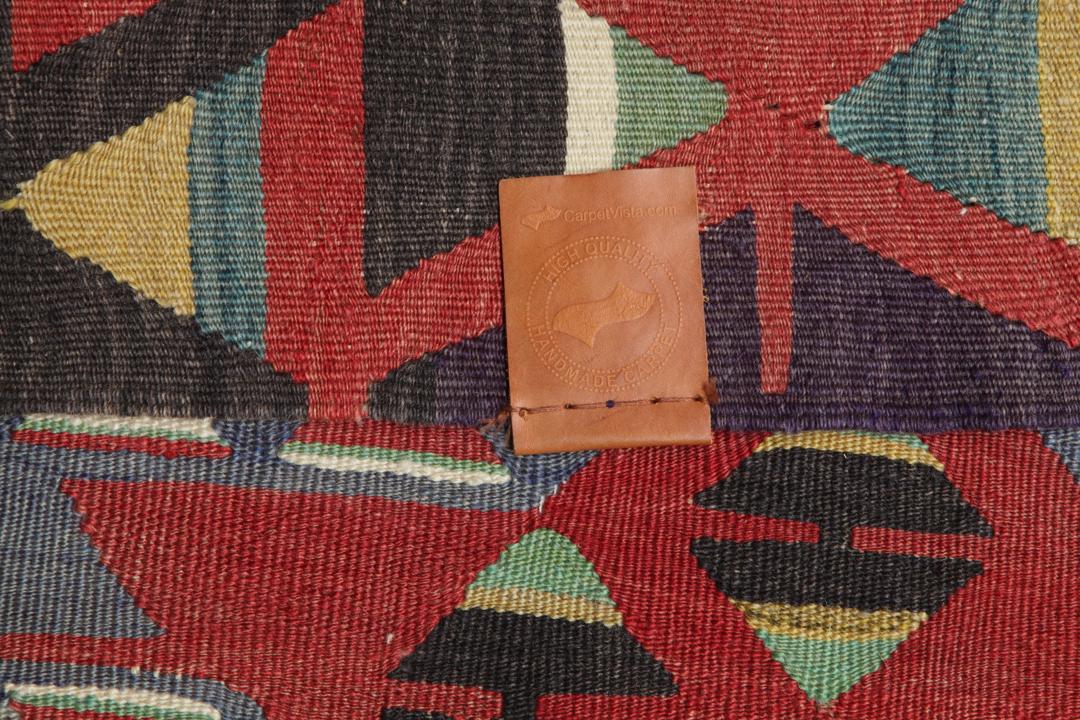 Vintage handgeweven Turks Kelim vloerkleed met geometrische patronen in rood en groen