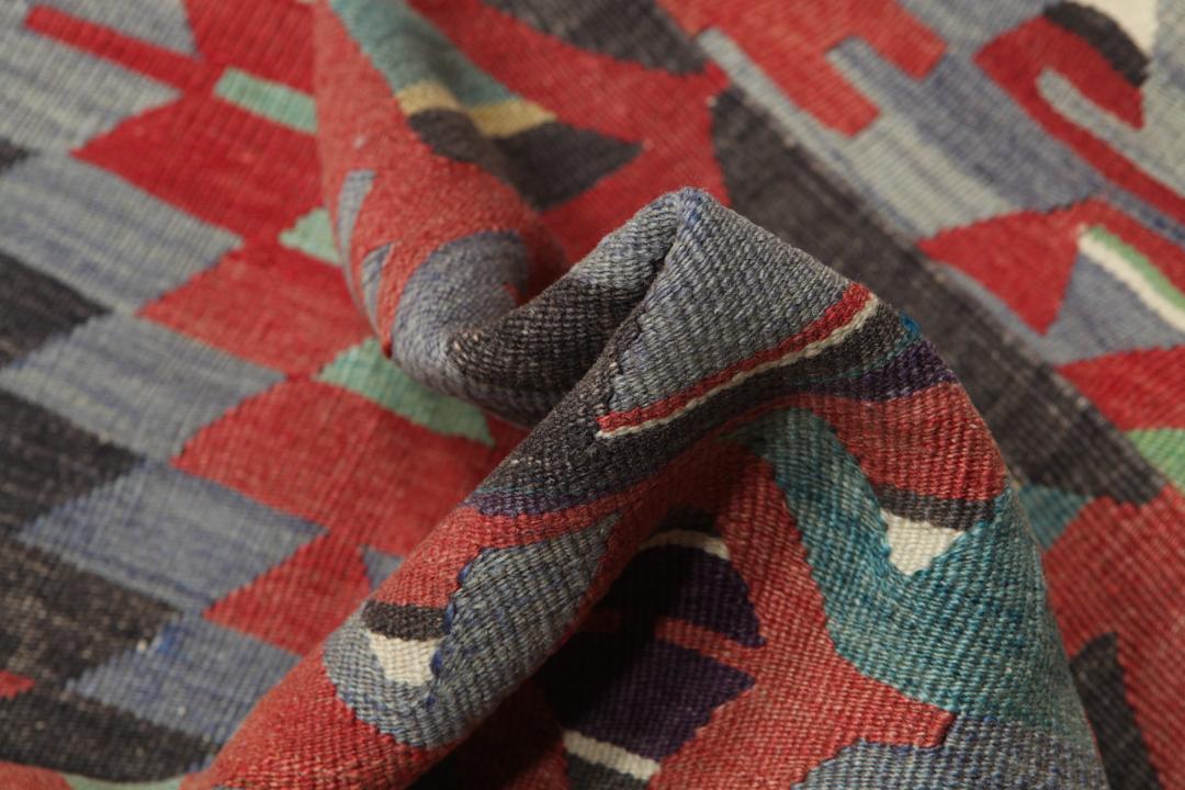 Vintage handgeweven Turks Kelim vloerkleed met geometrische patronen in rood en groen