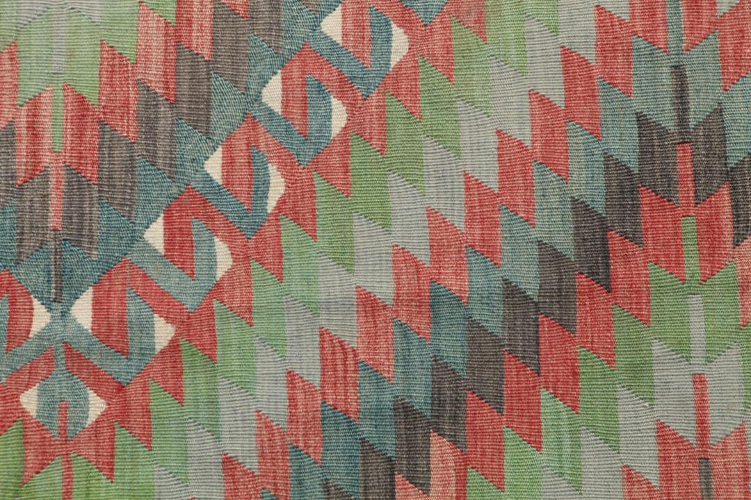 Vintage Turks Kilim tapijt met een geometrisch patroon in veelkleurige tinten