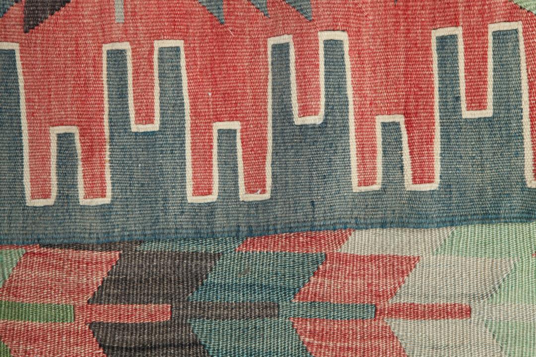 Vintage Turks Kilim tapijt met een geometrisch patroon in veelkleurige tinten