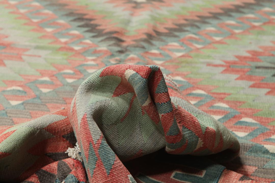 Vintage Turks Kilim tapijt met een geometrisch patroon in veelkleurige tinten