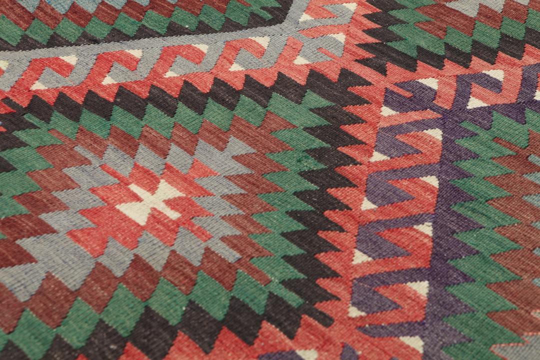 Vintage Turks kelim tapijt met geometrische ruitpatronen in multicolor