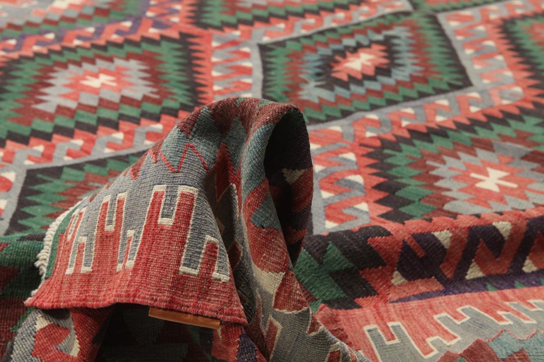 Vintage Turks kelim tapijt met geometrische ruitpatronen in multicolor