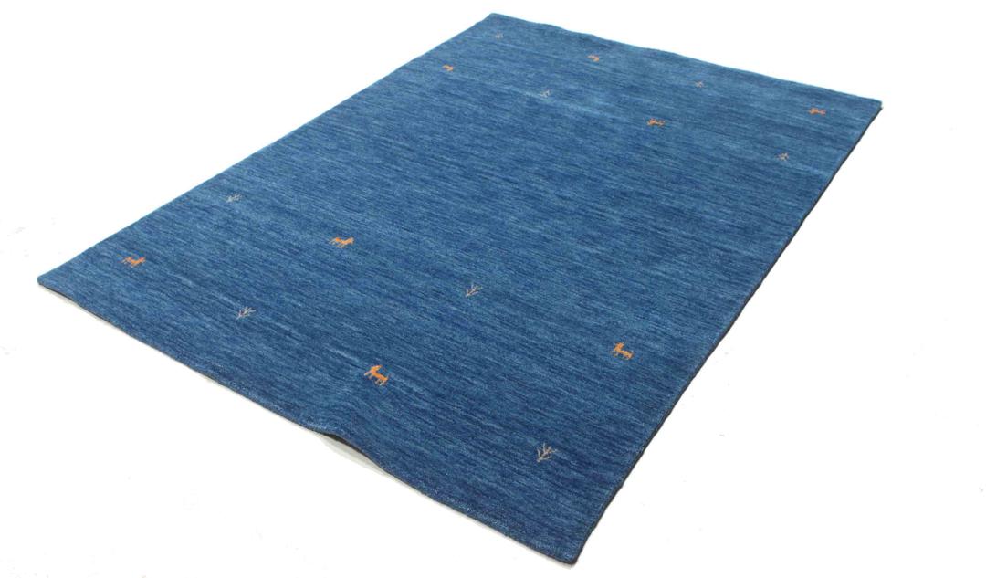 Blauw tapijt met wollen pool en motieven