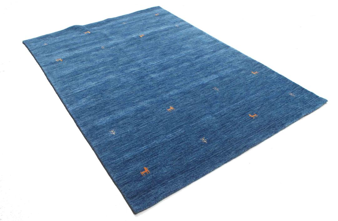 Blauw tapijt met wollen pool en motieven