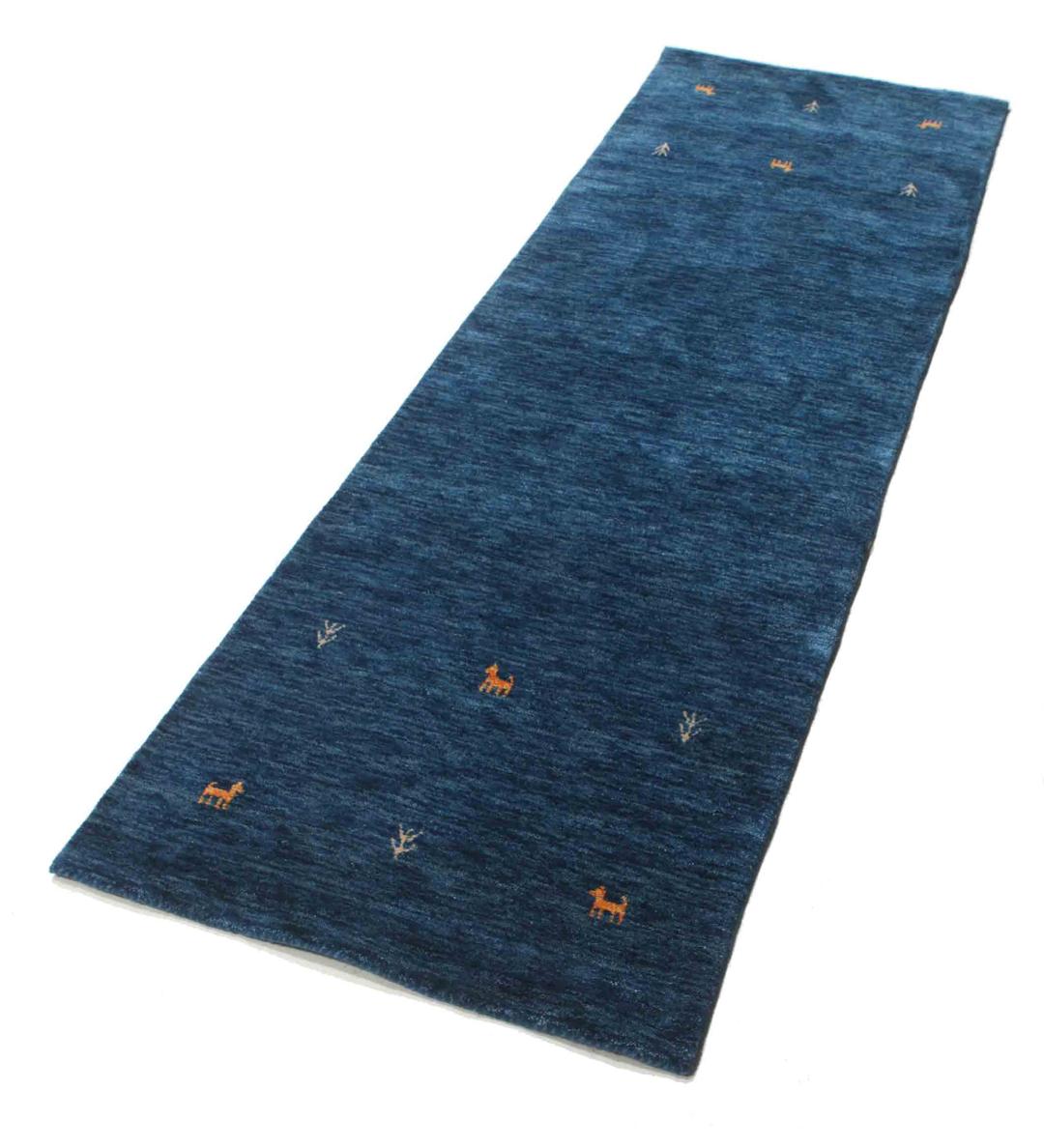 Un tapis couloir bleu foncé avec de petits motifs d'animaux et d'arbres