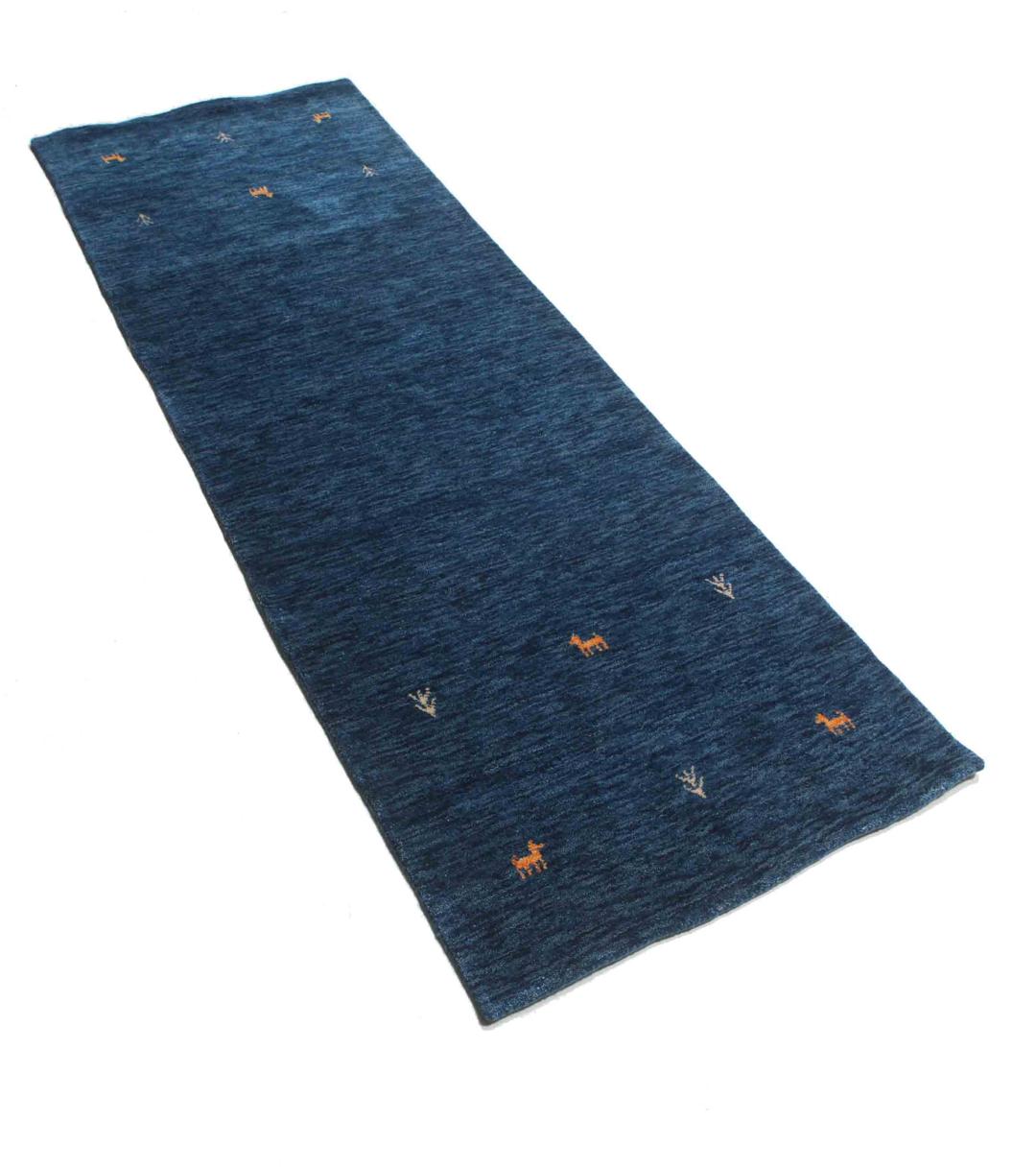 Un tapis couloir bleu foncé avec de petits motifs d'animaux et d'arbres