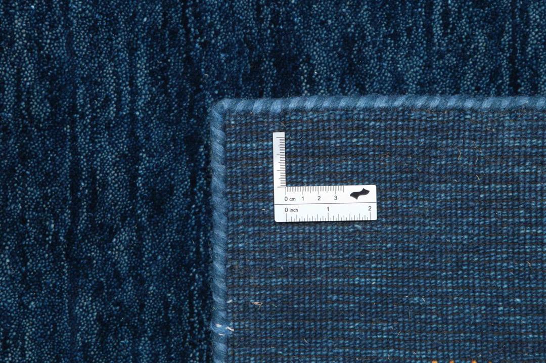Un tapis couloir bleu foncé avec de petits motifs d'animaux et d'arbres
