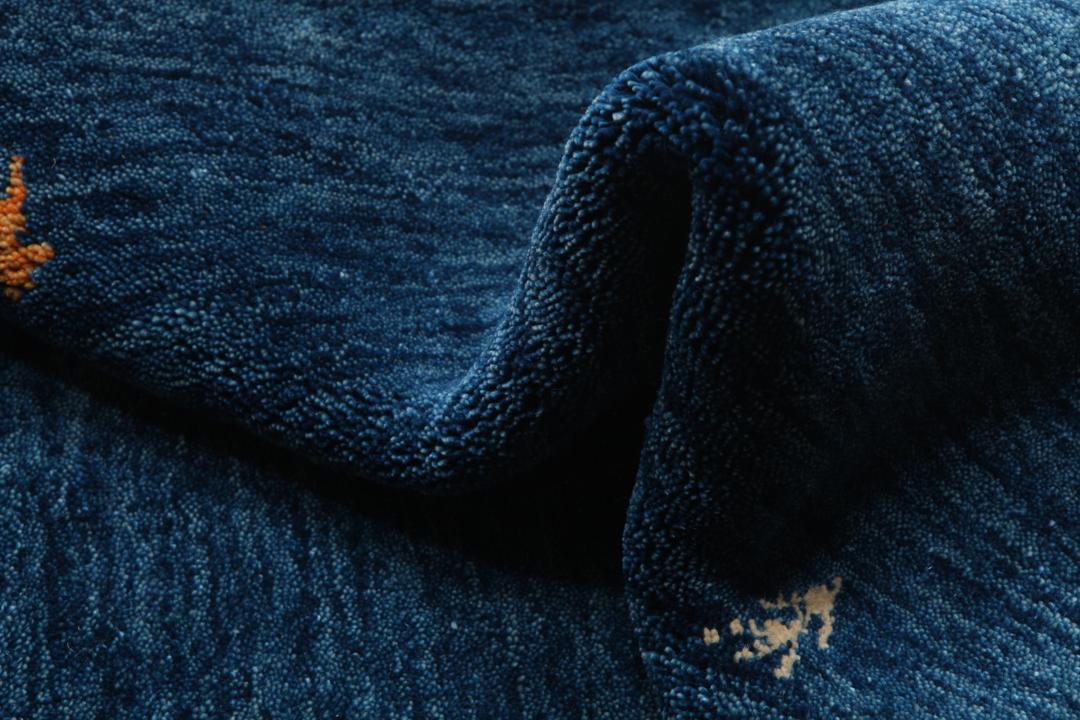 Un tapis couloir bleu foncé avec de petits motifs d'animaux et d'arbres