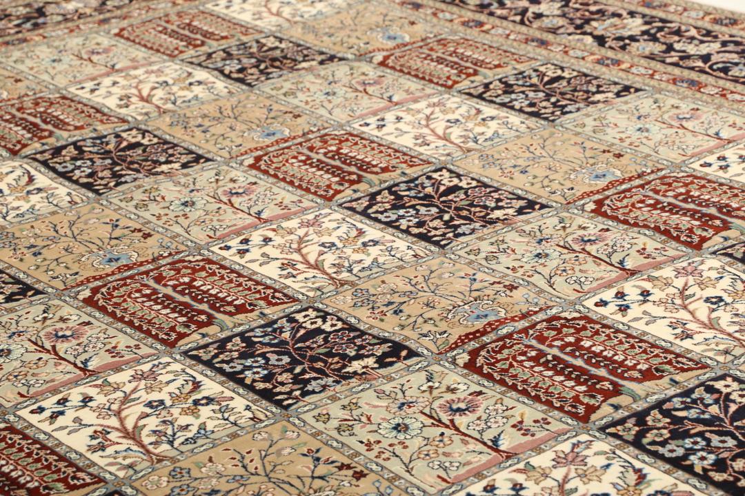 Een groot rechthoekig handgeknoopt Yazd-tapijt uit het Midden-Oosten met een veelkleurig tuinpaneelontwerp